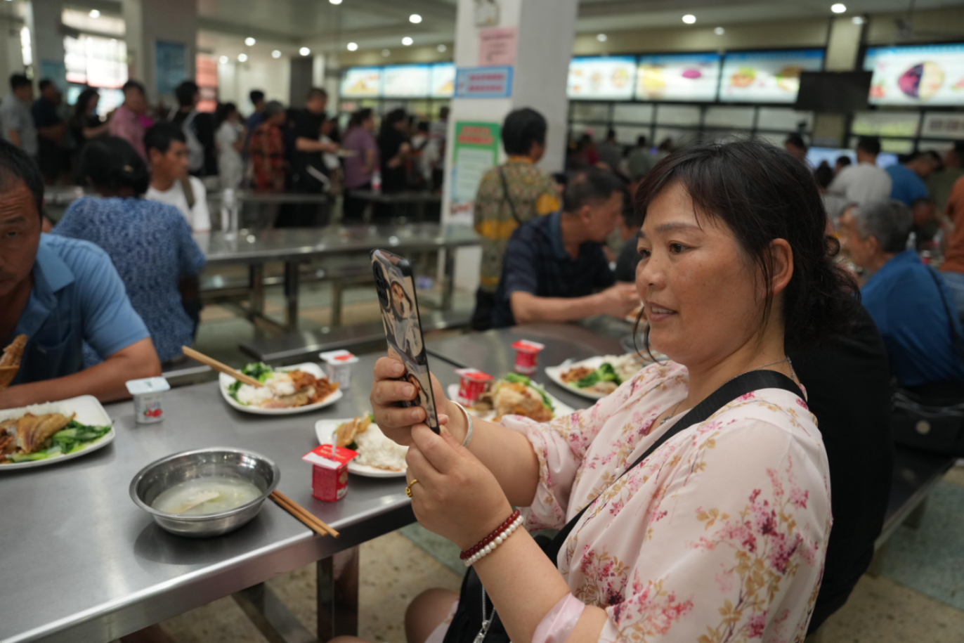 29转移安置的群众在华容县职业中专安置点吃午餐时拍摄视频发送给家人.png