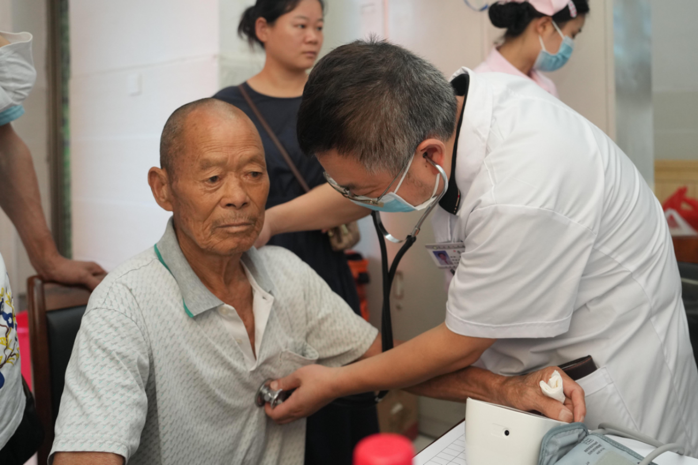 30转移安置的群众在华容县职业中专安置点检查身体.png